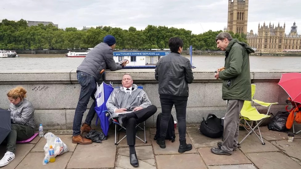 queue on south bank, man sleep in camping chair